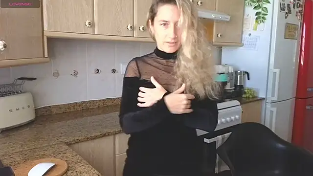 Snapshot of Lunamix chatting on February 15, 2026, 12:15 pm Lunamix online show from February 15, 2026, 12:15 pm