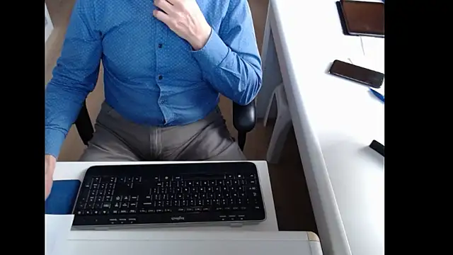 dutchpornking online show from December 5, 2025, 9:19 am