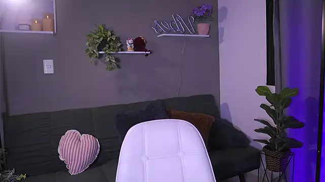 HannahEvanss online show from October 13, 2025, 6:09 pm