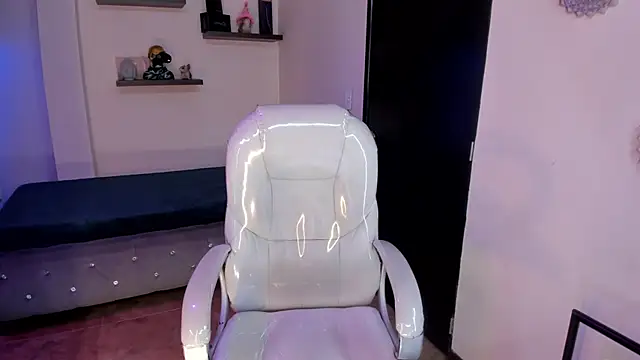 Catalinaa martinez online show from February 11, 2025, 7:27 pm