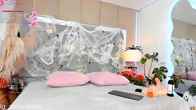 Kaitlyn Brwon online show from October 29, 2025, 8:19 pm