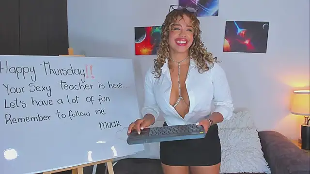 SarahCinnamon- online show from September 25, 2025, 8:15 pm