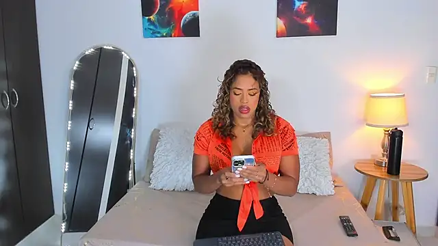 SarahCinnamon- online show from October 7, 2025, 7:59 pm