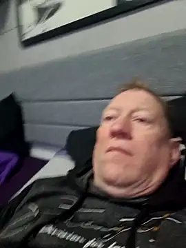 tomtom111111 online show from November 28, 2025, 1:22 pm