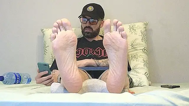 Snapshot of MattxFeet chatting on February 14, 2026, 5:13 pm MattxFeet online show from February 14, 2026, 5:13 pm