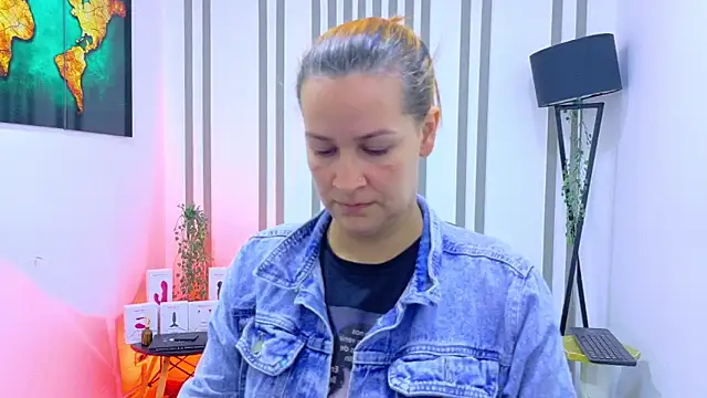 Britney taylor  online show from December 15, 2025, 9:09 pm