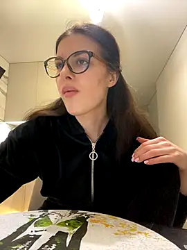 little belucci online show from December 4, 2025, 5:34 pm