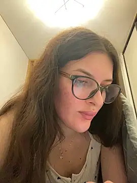 Snapshot of little_belucci chatting on February 21, 2025, 8:27 pm little belucci online show from February 21, 2025, 8:27 pm