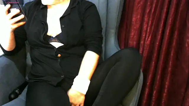Snapshot of insatiableeee chatting on January 11, 2025, 8:43 pm insatiableeee online show from January 11, 2025, 8:43 pm