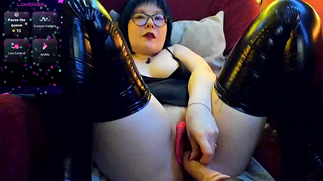 Snapshot of Miss_Troya chatting on December 7, 2024, 4:26 am Miss Troya online show from December 7, 2024, 4:26 am