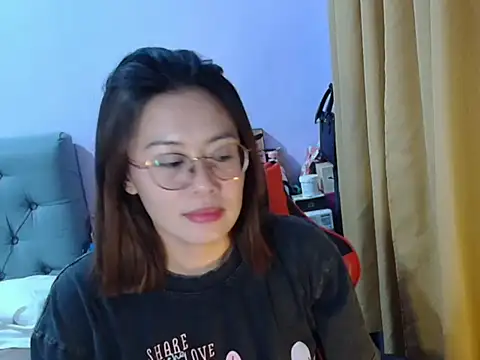 Snapshot of crizzybel chatting on July 7, 2026, 11:03 am crizzybel online show from July 7, 2026, 11:03 am