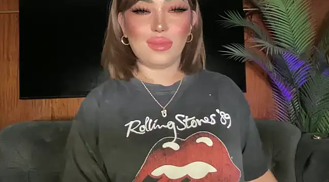 Snapshot of BigDominaMia chatting on February 2, 2025, 3:28 pm BigDominaMia online show from February 2, 2025, 3:28 pm