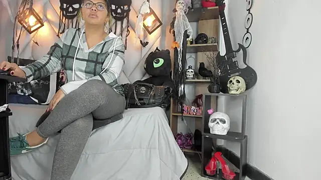 MirandaHaguen online show from October 15, 2025, 9:45 pm