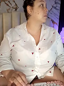 mollieblue69 online show from February 5, 2026, 12:45 pm