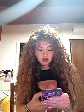Snapshot of CurlyElisa chatting on May 5, 2026, 10:24 pm CurlyElisa online show from May 5, 2026, 10:24 pm