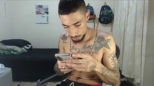 emiliano hottt online show from April 24, 2026, 8:55 pm