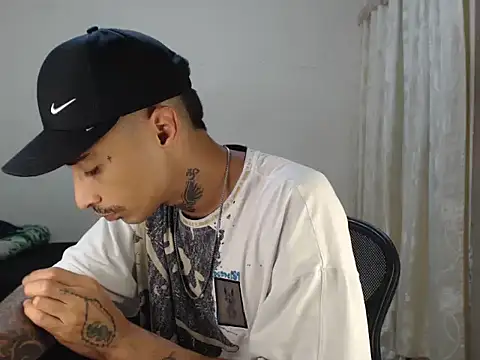 emiliano hottt online show from October 27, 2025, 12:33 am