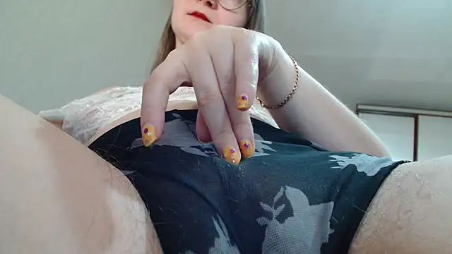 KiraGoldens online show from April 8, 2026, 6:37 am