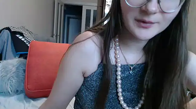 KiraGoldens online show from February 14, 2025, 10:38 am