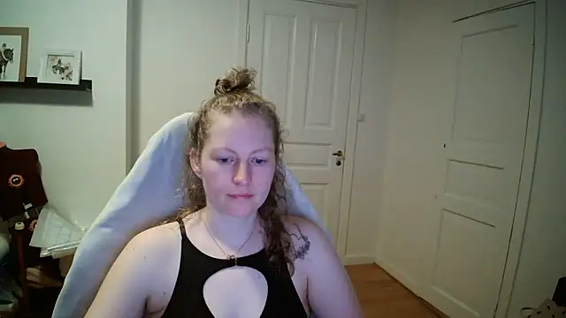 Girlnina-1995 online show from March 17, 2026, 6:38 am