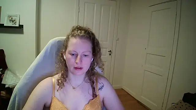 Girlnina-1995 online show from March 9, 2026, 9:18 pm