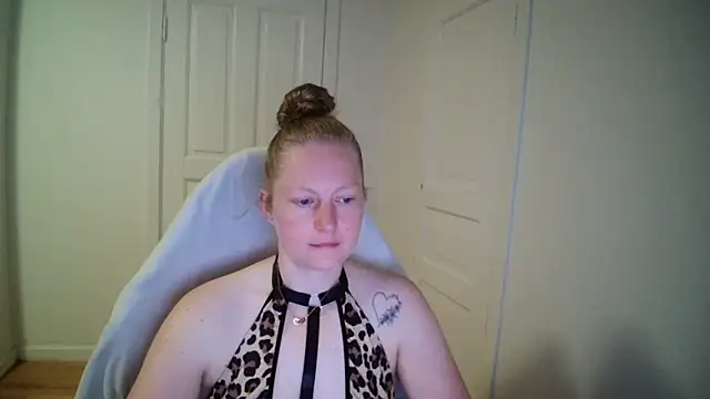 Girlnina-1995 online show from May 19, 2026, 5:03 am