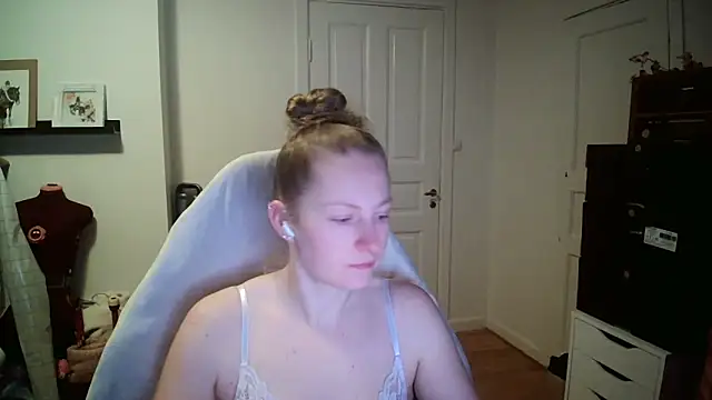 Girlnina-1995 online show from December 18, 2025, 10:08 am