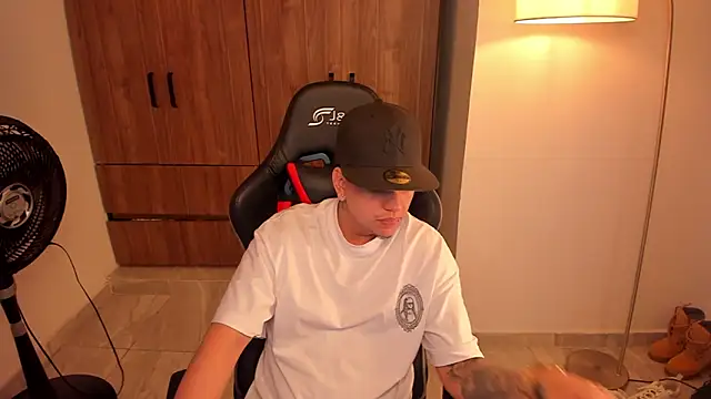 Snapshot of Jake_simons chatting on February 14, 2026, 4:02 am Jake simons online show from February 14, 2026, 4:02 am