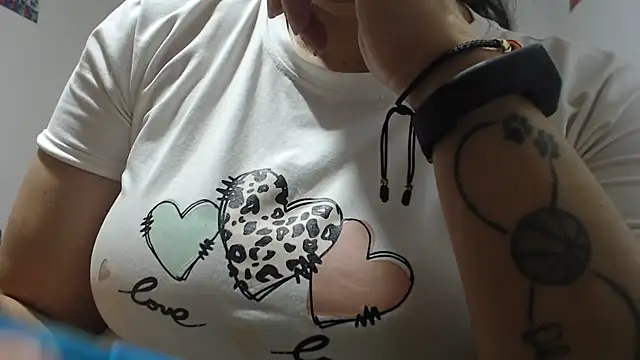 Snapshot of andreaisis2 chatting on November 26, 2025, 10:10 pm andreaisis2 online show from November 26, 2025, 10:10 pm