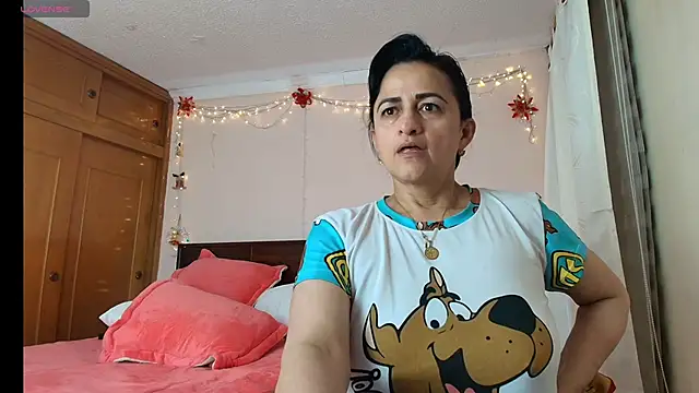 Snapshot of ISABEEL_SOFIA01 chatting on May 17, 2026, 11:49 pm ISABEEL SOFIA01 online show from May 17, 2026, 11:49 pm