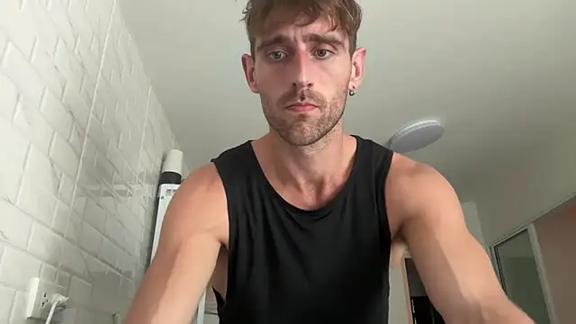 Snapshot of lukegunn chatting on December 17, 2024, 2:44 am lukegunn online show from December 17, 2024, 2:44 am