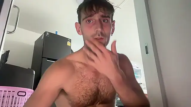 Snapshot of lukegunn chatting on December 13, 2024, 11:06 pm lukegunn online show from December 13, 2024, 11:06 pm