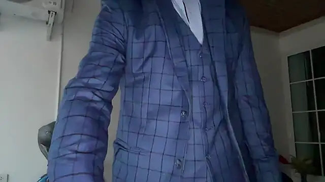 Snapshot of lukegunn chatting on December 7, 2024, 11:29 pm lukegunn online show from December 7, 2024, 11:29 pm