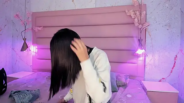 IvySanders1 online show from November 5, 2025, 1:03 pm