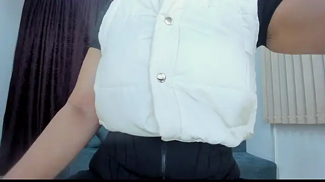 cintiagreyx online show from October 7, 2025, 11:22 am