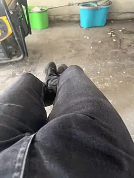 Snapshot of MAHKE12 chatting on October 10, 2025, 9:43 am MAHKE12 online show from October 10, 2025, 9:43 am