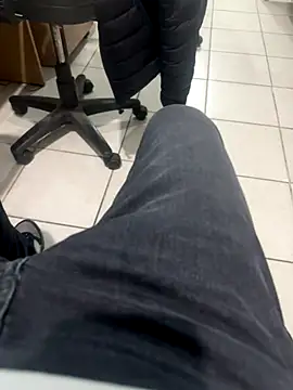 Snapshot of MAHKE12 chatting on November 24, 2025, 2:39 pm MAHKE12 online show from November 24, 2025, 2:39 pm