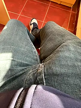 Snapshot of MAHKE12 chatting on October 21, 2025, 9:52 am MAHKE12 online show from October 21, 2025, 9:52 am