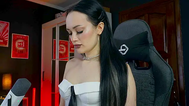 Snapshot of QueenAliss chatting on January 18, 2026, 7:23 am QueenAliss online show from January 18, 2026, 7:23 am