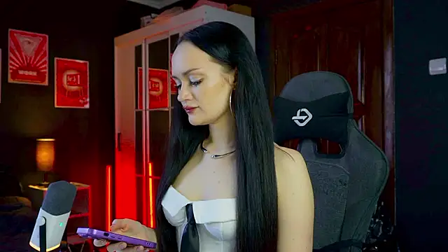 Snapshot of QueenAliss chatting on February 20, 2026, 8:27 am QueenAliss online show from February 20, 2026, 8:27 am