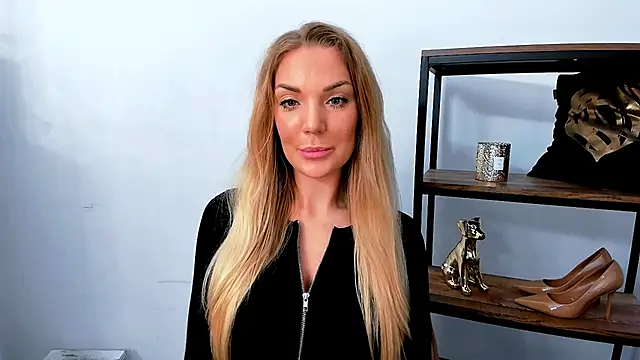 Snapshot of AulloraHoney chatting on April 1, 2026, 5:20 am AulloraHoney online show from April 1, 2026, 5:20 am