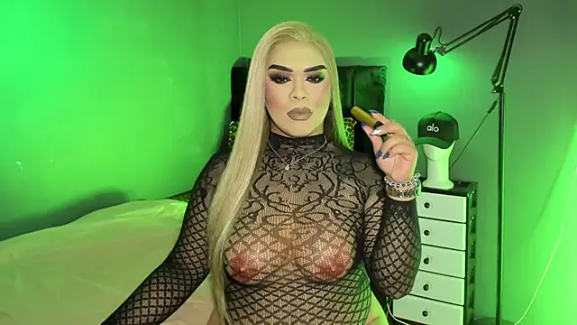 VictoriaEliz online show from May 12, 2026, 4:13 pm