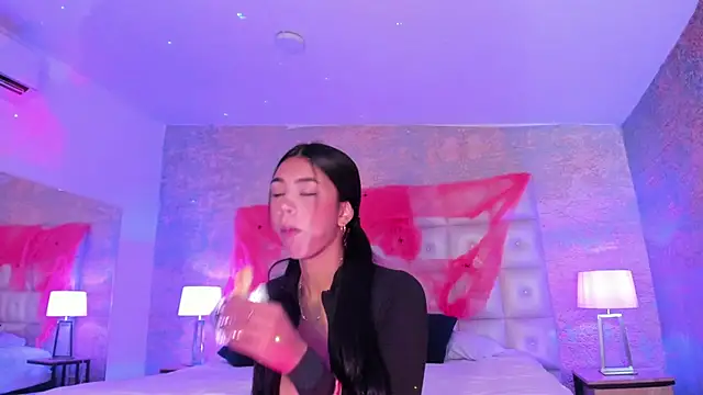 AntonellaRossi online show from October 8, 2025, 1:56 pm