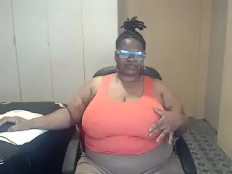 Snapshot of sweetnoziexx chatting on November 2, 2025, 2:11 pm sweetnoziexx online show from November 2, 2025, 2:11 pm