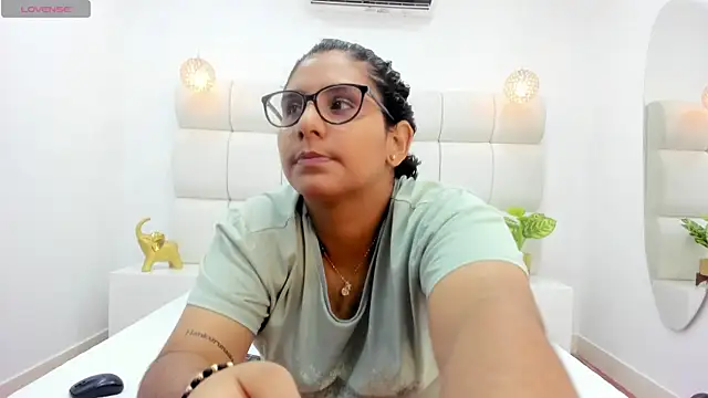 DanielleEvans  online show from February 26, 2025, 11:11 am