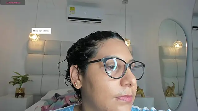 DanielleEvans  online show from November 5, 2025, 11:13 am