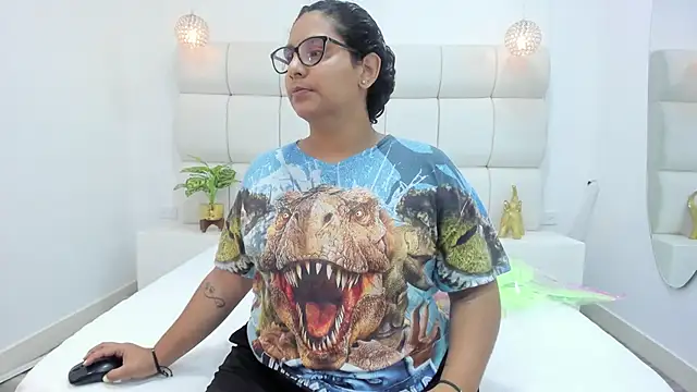 DanielleEvans  online show from October 28, 2025, 11:31 am