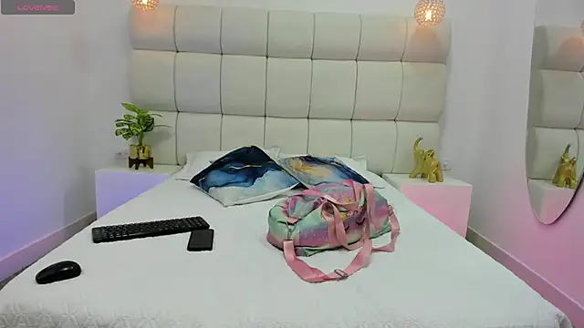 DanielleEvans  online show from December 2, 2025, 11:34 am