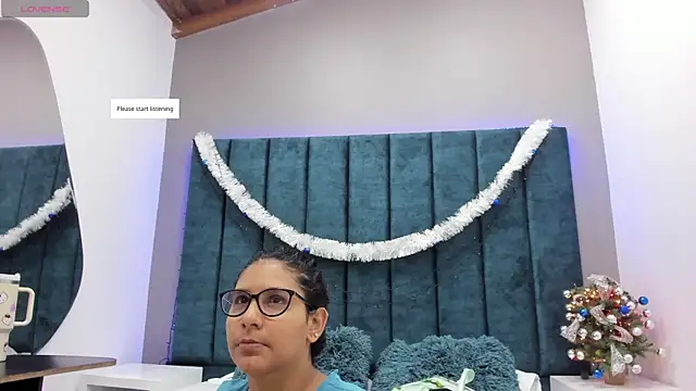 DanielleEvans  online show from December 19, 2025, 11:12 am