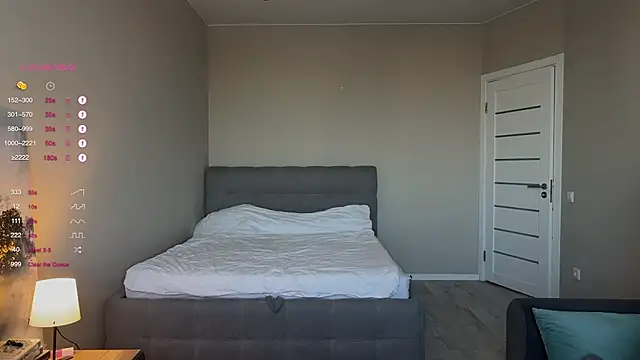 mo1ly online show from October 8, 2025, 12:17 pm